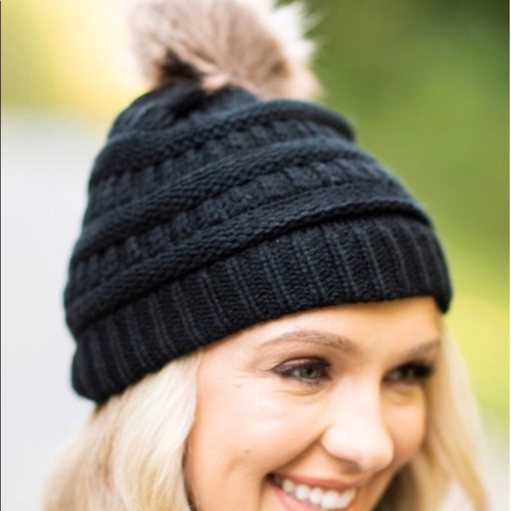 👛 Black Outdoor Cable Knit Beanie with Pompom